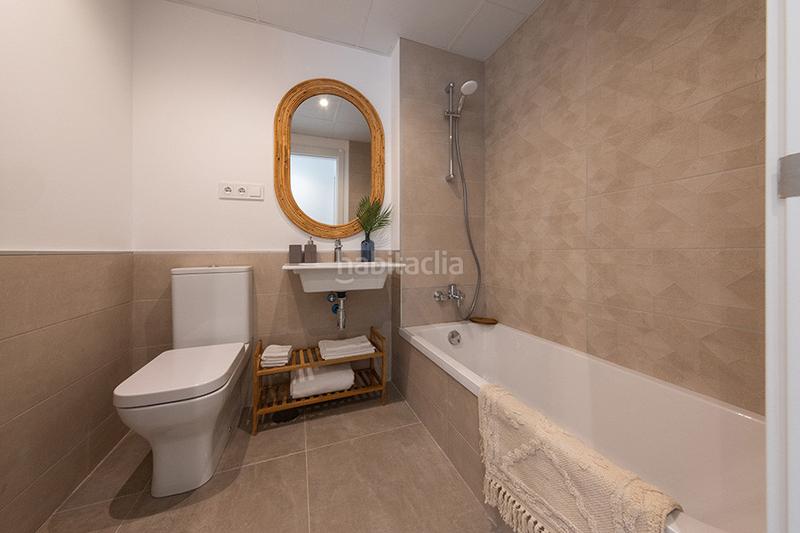 Foto 36b9baa4-f8f9-4504-8154-6e0bd875c28f. Planta baja apartamento con amplio jardín en moderno complejo en el centro en Estepona