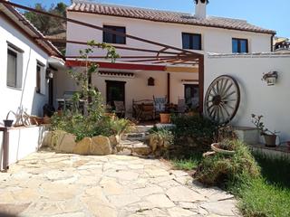 Masia a Casares pueblo. Casa de campo tradicional a un paso del pueblo de casares