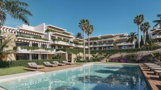 Rez-de-chaussée à Bahía Dorada. Apartamento moderno de 2 dormitorios con jardín  estepona oeste