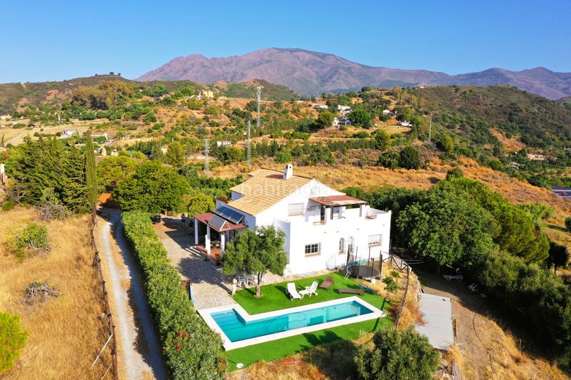 Foto a60d5f79-7367-4f7d-b60f-c8ed72ee8eaa. Masia amb aparcament piscina a Los Llanos Estepona