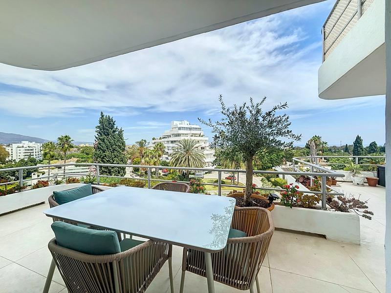 Foto 978a975d-8af5-43e0-bd3a-efc7ca212f43. Apartamento  reformado con vistas panorámicas en guadalmina en Marbella