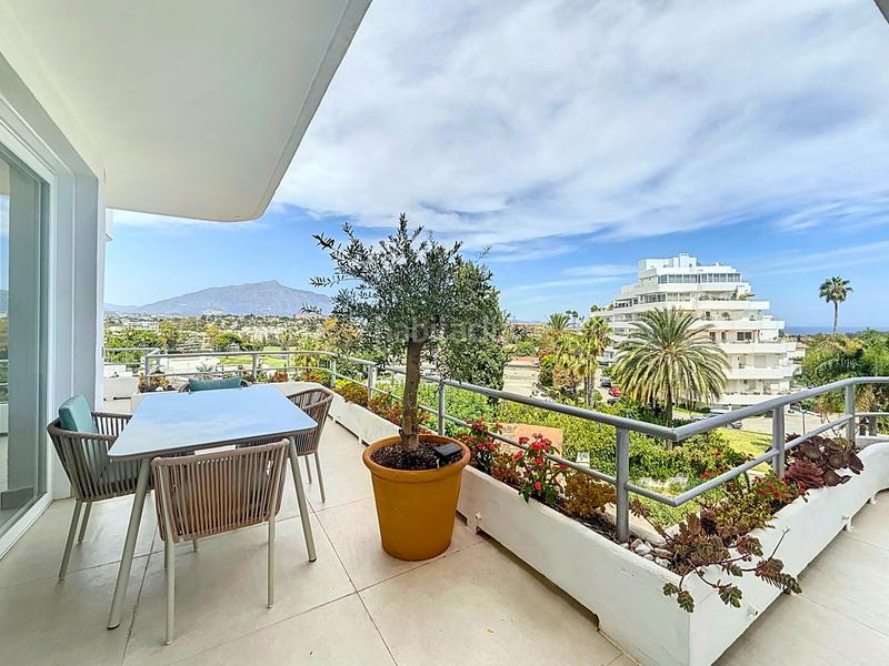 Foto db18385c-23dc-4273-945e-eea84a604d64. Apartamento  reformado con vistas panorámicas en guadalmina en Marbella