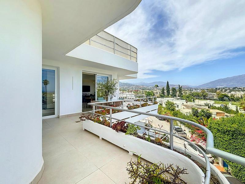 Foto ecd6e9c2-9e3f-4d4b-8b5c-6631d670b270. Apartamento  reformado con vistas panorámicas en guadalmina en Marbella