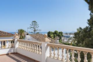 Casa en Guadalobón. Amplia villa de 6 dormitorios con vistas al mar y potencial de r
