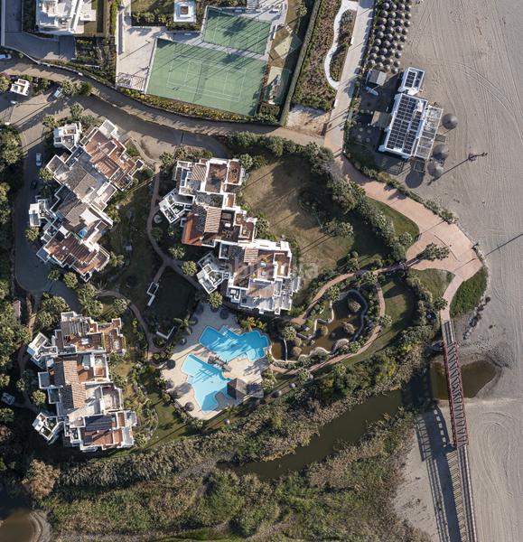 Foto 13f14a4a-74b0-46aa-a943-7402fc02c85c. Apartamento  exclusivo en primera línea de playa totalmente reformado con acceso directo al mar bahía El Velerín en Estepona