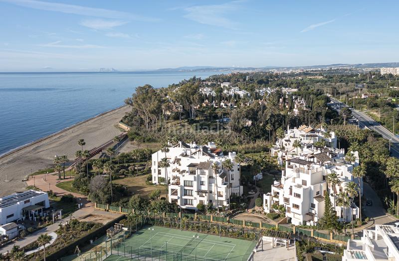 Foto 1938eceb-a749-4e5c-92aa-fbff0f92e91c. Apartamento  exclusivo en primera línea de playa totalmente reformado con acceso directo al mar bahía El Velerín en Estepona