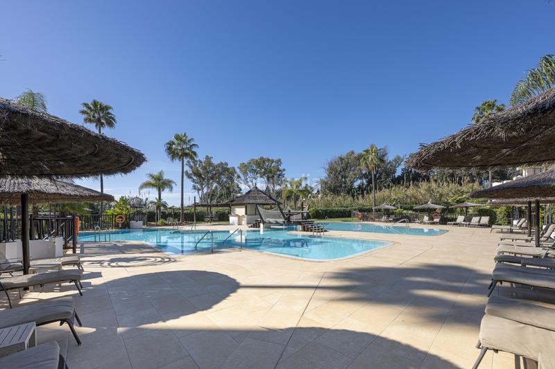 Foto 235aae5c-0edf-48c6-8c88-389067bd0f3e. Apartamento  exclusivo en primera línea de playa totalmente reformado con acceso directo al mar bahía El Velerín en Estepona