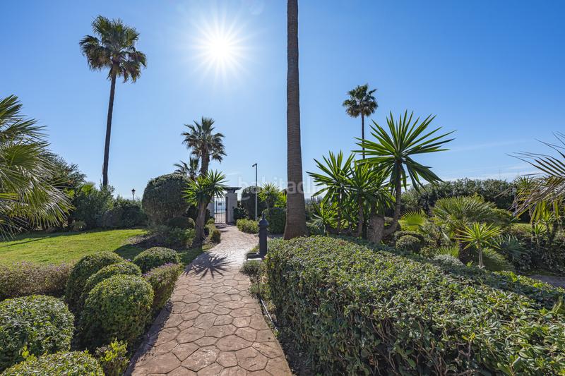 Foto 260688cd-e1ea-4617-8633-7f344d3bc902. Apartamento  exclusivo en primera línea de playa totalmente reformado con acceso directo al mar bahía El Velerín en Estepona