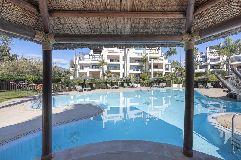 Foto 3a55501c-b24e-45cd-9f79-0a703b9fb071. Apartamento  exclusivo en primera línea de playa totalmente reformado con acceso directo al mar bahía El Velerín en Estepona