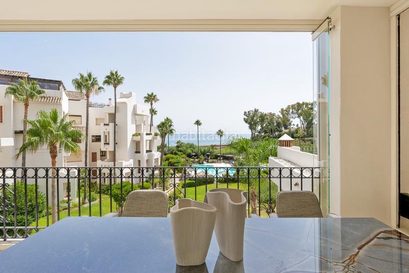 Foto 4a8467cf-7f77-472d-b6f4-506c74d86637. Apartamento  exclusivo en primera línea de playa totalmente reformado con acceso directo al mar bahía El Velerín en Estepona
