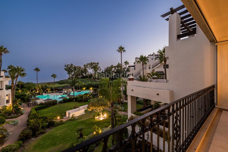 Foto 61b079c1-dc2b-43b8-9c07-0213113a2c7d. Apartamento  exclusivo en primera línea de playa totalmente reformado con acceso directo al mar bahía El Velerín en Estepona