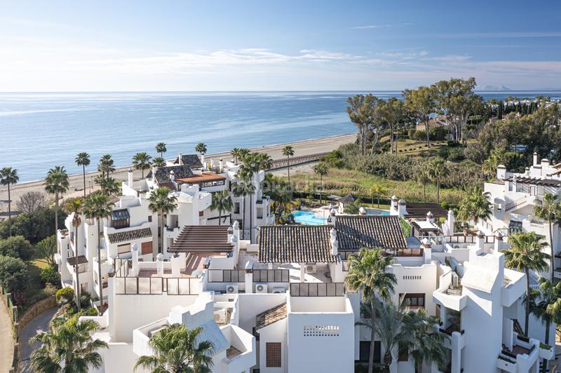 Foto 69a226cd-8a7c-49aa-ab5f-5ba4be58ceae. Apartamento  exclusivo en primera línea de playa totalmente reformado con acceso directo al mar bahía El Velerín en Estepona