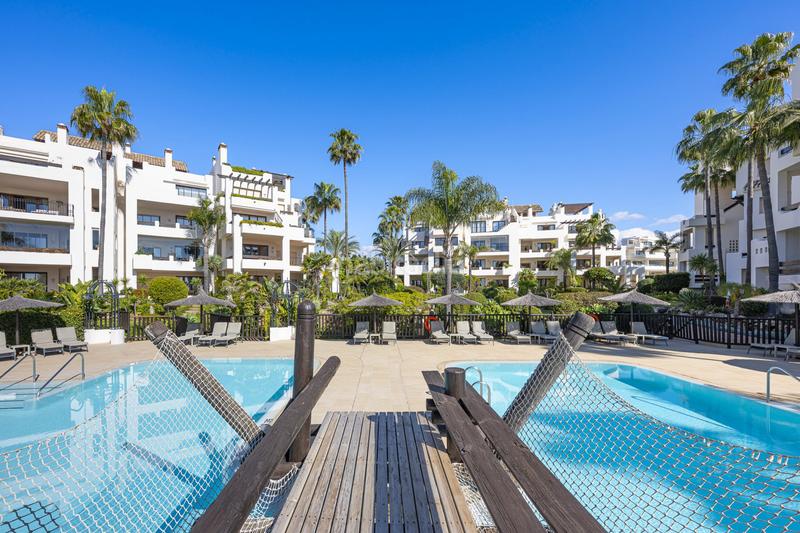 Foto 85874955-261a-491e-9448-d3b761f1da8c. Apartamento  exclusivo en primera línea de playa totalmente reformado con acceso directo al mar bahía El Velerín en Estepona