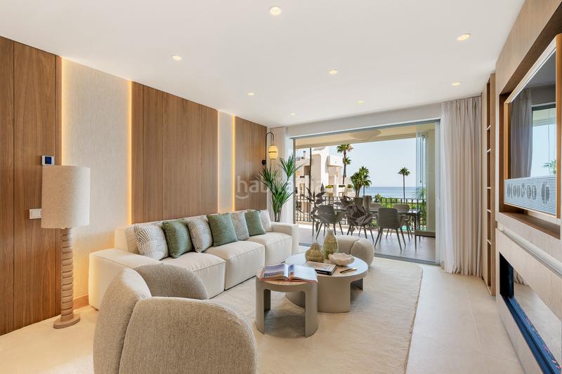 Foto ac1499c7-1d9d-4044-a12e-f80dbcd6b054. Apartamento  exclusivo en primera línea de playa totalmente reformado con acceso directo al mar bahía El Velerín en Estepona