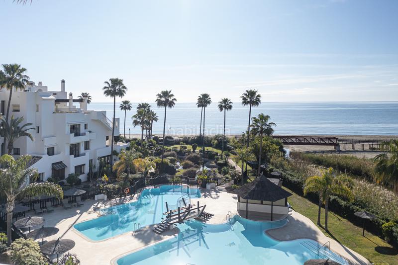 Foto adcd8a42-d0c6-4856-bce3-50399f8f104e. Apartamento  exclusivo en primera línea de playa totalmente reformado con acceso directo al mar bahía El Velerín en Estepona