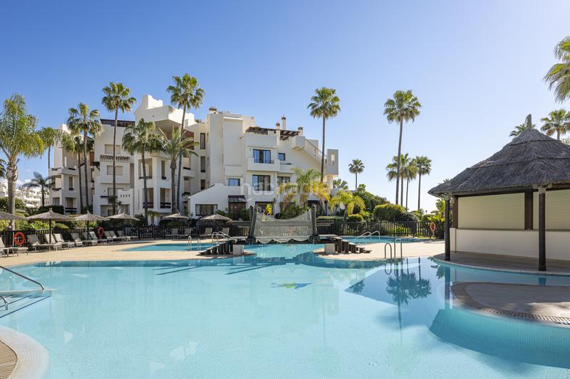 Foto c021bf3b-4d43-43da-ad27-9755cc09b3b4. Apartamento  exclusivo en primera línea de playa totalmente reformado con acceso directo al mar bahía El Velerín en Estepona