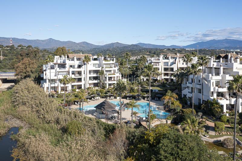 Foto c3afae9c-b576-48c7-9dc5-89432200a449. Apartamento  exclusivo en primera línea de playa totalmente reformado con acceso directo al mar bahía El Velerín en Estepona