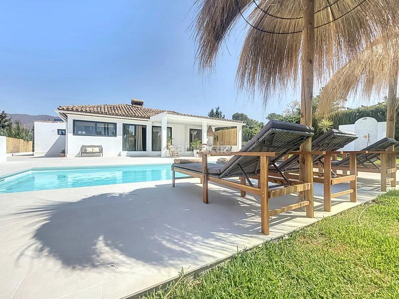 Foto a4a45a65-beb5-42be-9cb9-c2a35598ba62. Casa con parcheggio piscina in Guadalobón Estepona