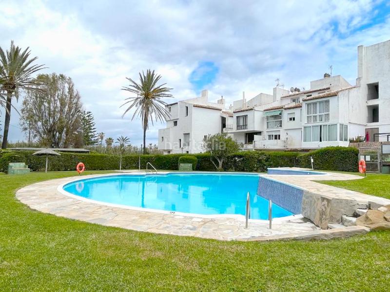Foto dd8d2ce5-7ad1-4e21-9fda-c16f7b80ffe4. Casa adossada amb aparcament piscina a Bahía Dorada Estepona