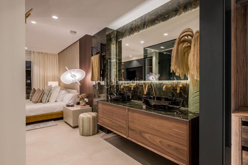 Foto 1c87ff1a-3cab-4980-9fda-87d4c9b86c50. Apartamento vivienda de 6 dormitorios totalmente renovada en primera línea de playa con vistas panorámicas al mar este en Marbella