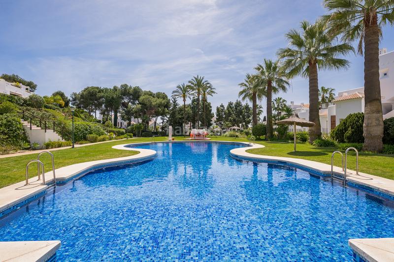 Foto c93feb99-1bb5-4324-bc14-01f6d8982174. Apartamento vivienda de 6 dormitorios totalmente renovada en primera línea de playa con vistas panorámicas al mar este en Marbella