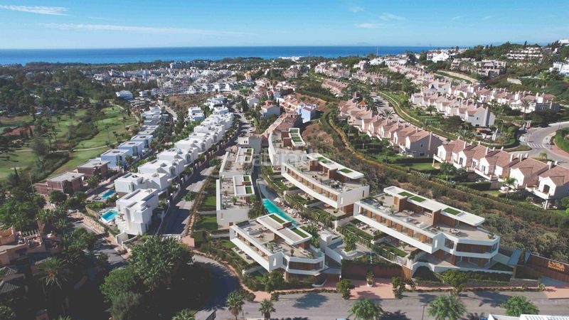 Foto 091cdf7c-53b6-4934-b080-daffcb73947b. Casa adossada amb aparcament piscina a Nueva Atalaya Estepona