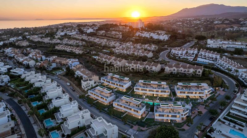 Foto f3ab4f3b-f1aa-4cd2-b413-44b41b7c5ce0. Casa adossada amb aparcament piscina a Nueva Atalaya Estepona