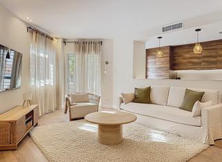 Rez-de-chaussée à Puerto de Estepona. Apartamento de 3 dormitorios totalmente reformado y amueblado  p