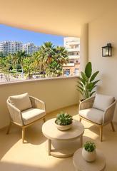 Rez-de-chaussée à Puerto de Estepona. Apartamento de 3 dormitorios totalmente reformado y amueblado  p
