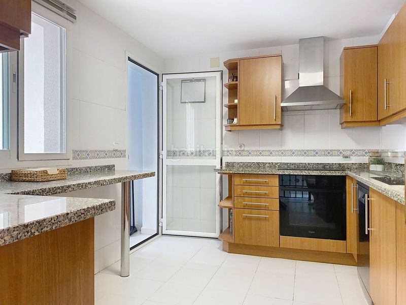 Foto 0af1e541-b1ef-4351-98c4-ac1ca02323ad. Casa adossada amb aparcament piscina a Nueva Atalaya Estepona