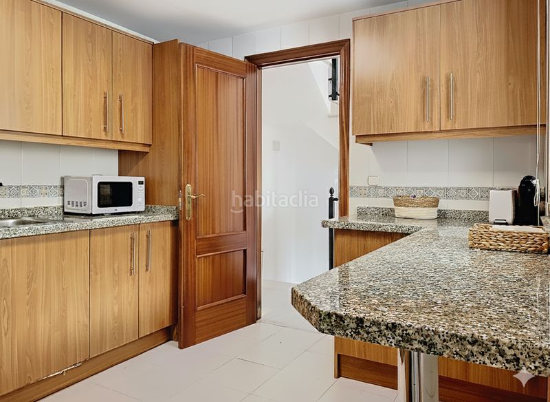 Foto a43a7d87-ac7d-4480-91e7-63bbd917d217. Casa adossada amb aparcament piscina a Nueva Atalaya Estepona