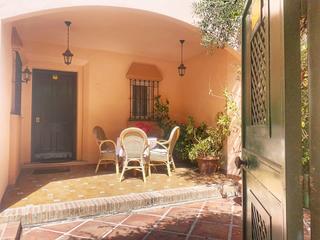Maison jumelée à Guadalmina Alta. Doble vivienda con vistas al golf  pareado con apartamento de in