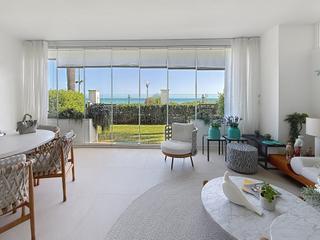Planta baja en Seghers. Apartamento de lujo en primera línea de playa con elegancia atem