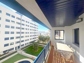Apartament a Puerto de Estepona. Apartamento renovado de 2 dormitorios en urbanización con gimnas