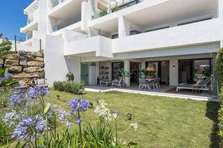 Appartement à Estepona Golf. Apartamento contemporáneo con jardín, vistas parciales al mar y