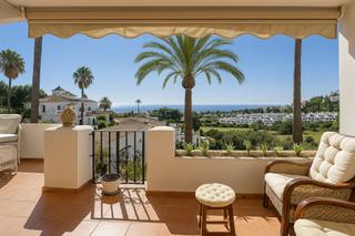 Apartment in La Duquesa. Apartamento con vistas al mar y al golf en urbanización tranquil