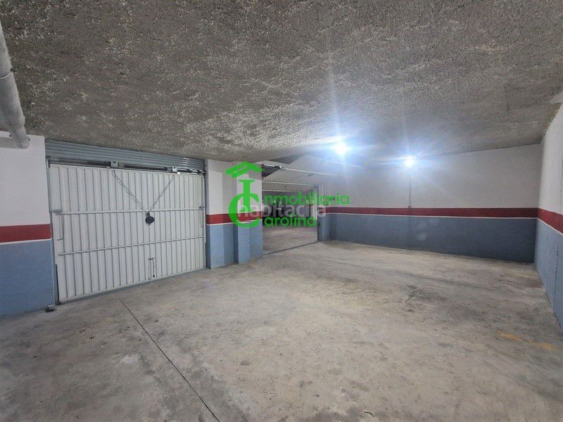 Foto f5ce7494-7223-4fb7-a9cc-9c84d4fb6cdf. Aparcament cotxe a Carolina (La)