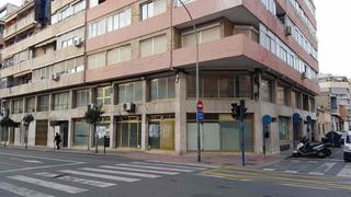 Local Comercial  Calle maestro alonso. Local en entresuelo esquina apto para cualquier negocio