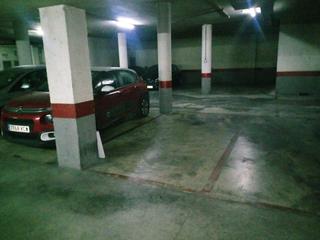 Car parking in Los Ángeles. Garaje en la zona de los ángeles