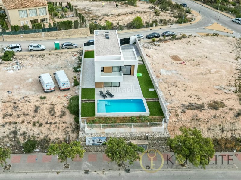 Foto 35ec755a-c502-4fc7-ad83-c86f8c1e02f4. Casa amb aparcament piscina a balcón de Finestrat-terra marina Finestrat