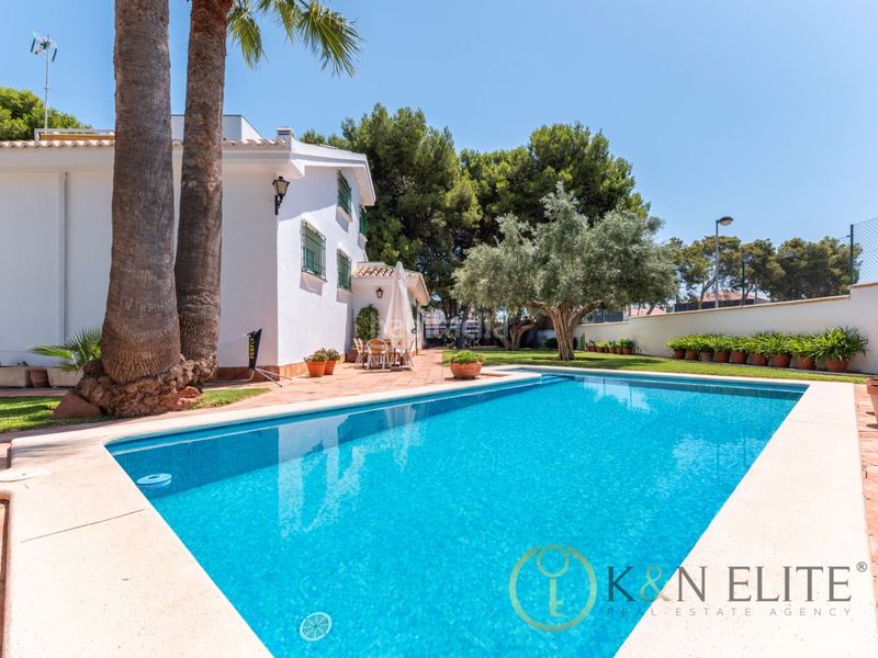 Foto afe80bfe-2643-435a-84e6-dcf67f9f9a44. Casa amb aparcament piscina a Vistahermosa Alicante