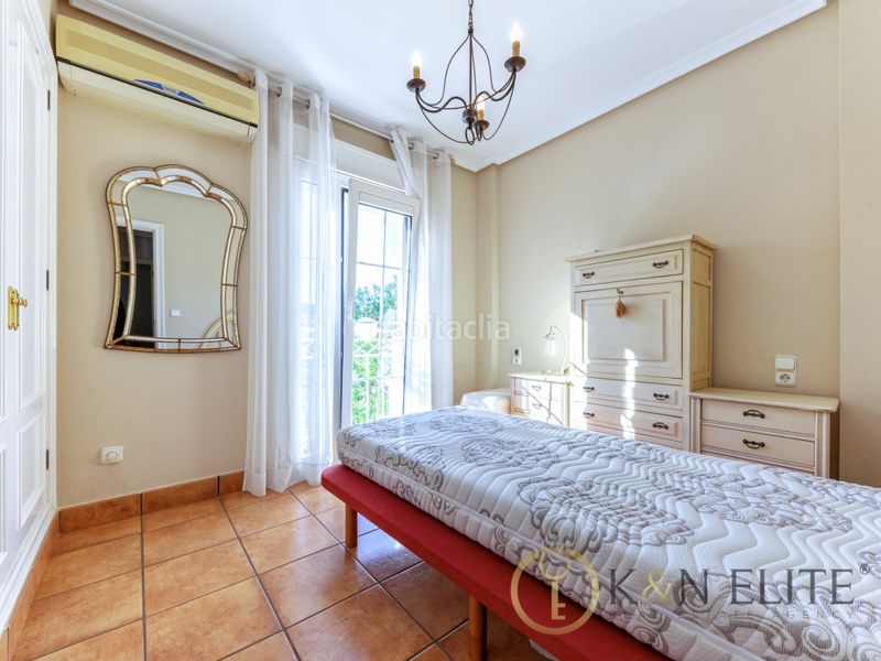 Foto 5624c4f9-bfd9-4b30-9f3f-77a594e6b14f. Casa amb aparcament piscina a Albufereta Alicante
