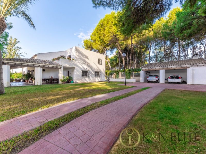 Foto 18edb4a4-642d-44f0-9a50-128b120c18cd. Casa amb aparcament piscina a Alicante golf Alicante