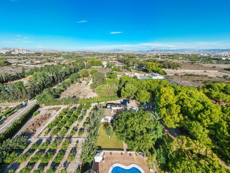 Foto af917da8-8da7-4661-906d-f43fc0b1e46f. Casa amb aparcament piscina a Alicante golf Alicante