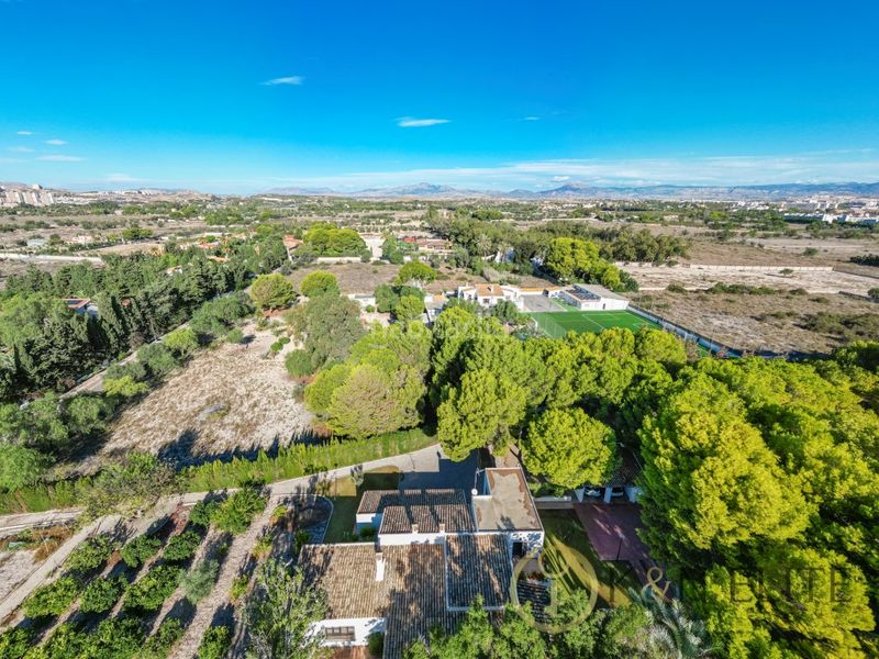 Foto b60cb72b-397d-4c78-b21b-af723e839ffb. Casa amb aparcament piscina a Alicante golf Alicante