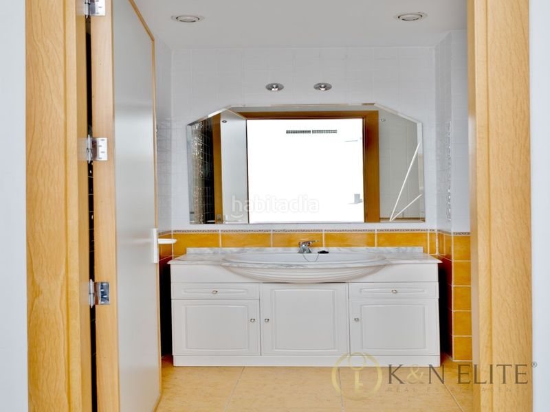 Foto 1e2c96d0-02c3-4f80-9dd8-39b83f43abf8. Edifici a El Mercado Manises