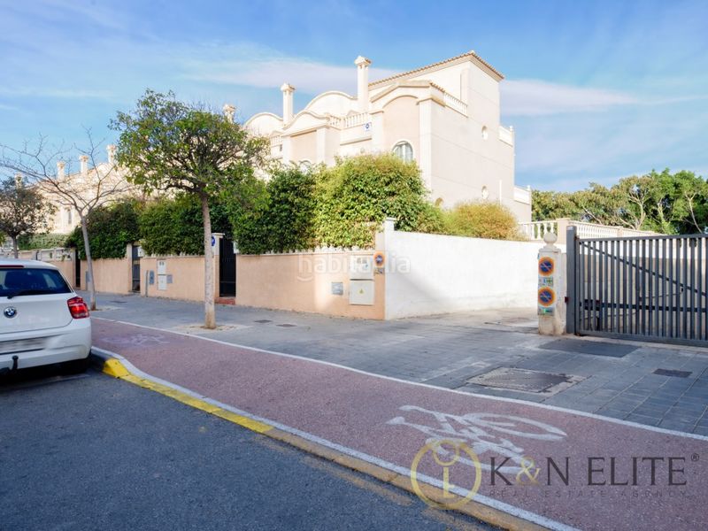 Foto 330aa8cc-0b4b-46ae-be36-ca9ed2035700. Casa amb aparcament piscina a Alicante golf Alicante