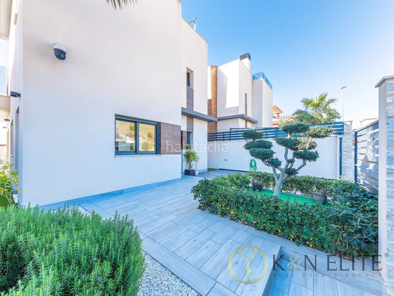 Foto ba7a1c60-a2e0-4a51-a435-d663b3c98e01. House with parking pool in balcón de Finestrat-terra marina Finestrat