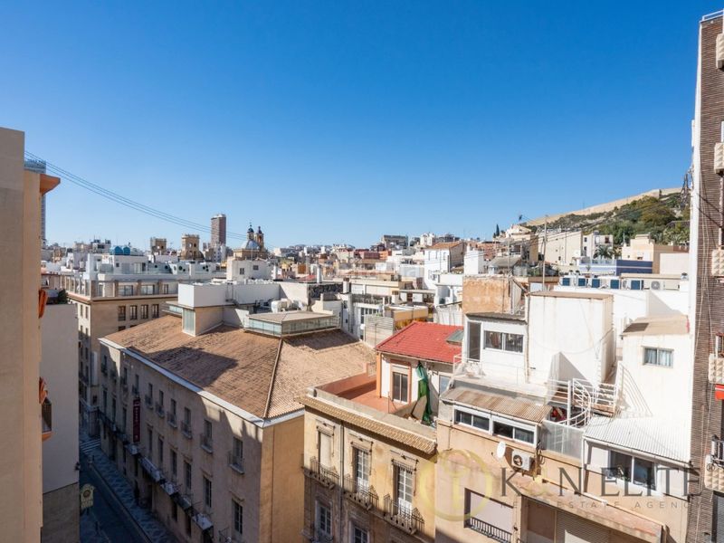 Foto 480b855a-5286-4392-9ea5-aa3f90745357. Penthouse with heating in Casco Antiguo - Sta. Cruz - Ayuntamiento Alicante