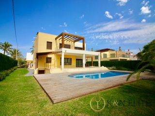 Chalet in Cabo Roig. Exclusivo chalet independiente en cabo roig